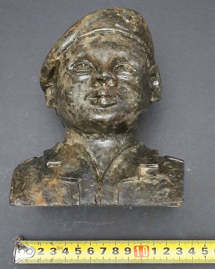 **Rhodesian Bush War: 1970s Rhodesian Army  'Selous Scouts' Carved Soapstone Bust (15cm x 14cm) .**