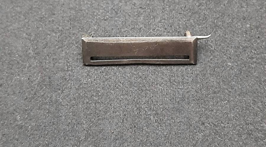**WW2 British: Miniature Medal Mounting Bar w/ Pin x1 (UNUSED).**
