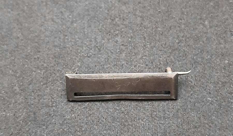**WW2 British: Miniature Medal Mounting Bar w/ Pin x1 (UNUSED).**