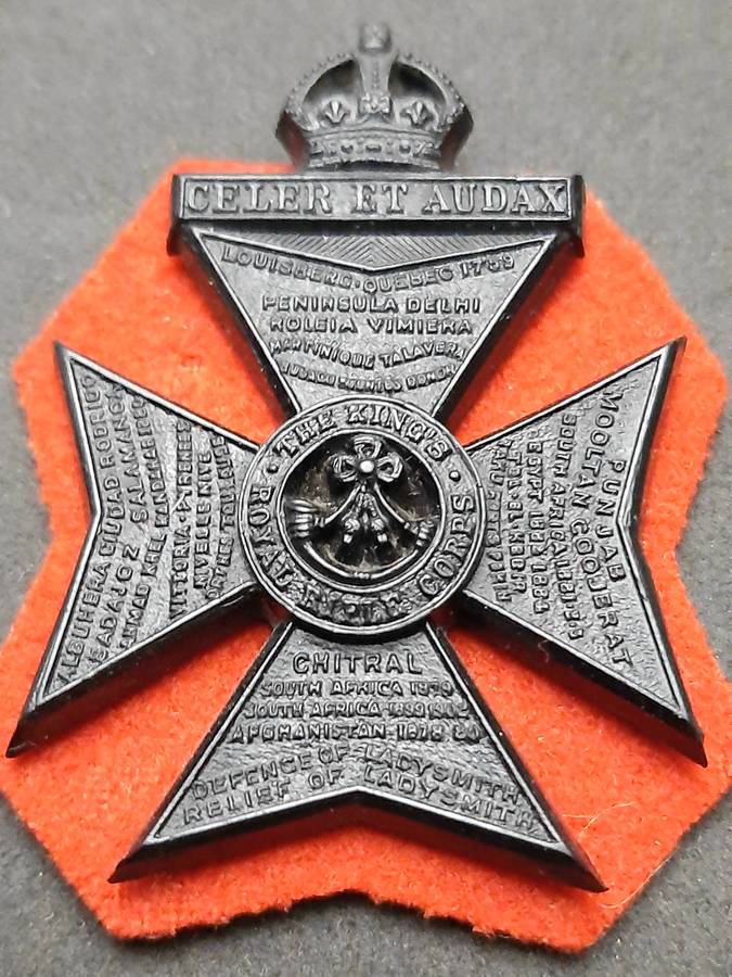 **WW2 British: 1944 Officer's King's Royal Rifle Corps Bakelite Cap Badge w/ Felt (Pins) .**