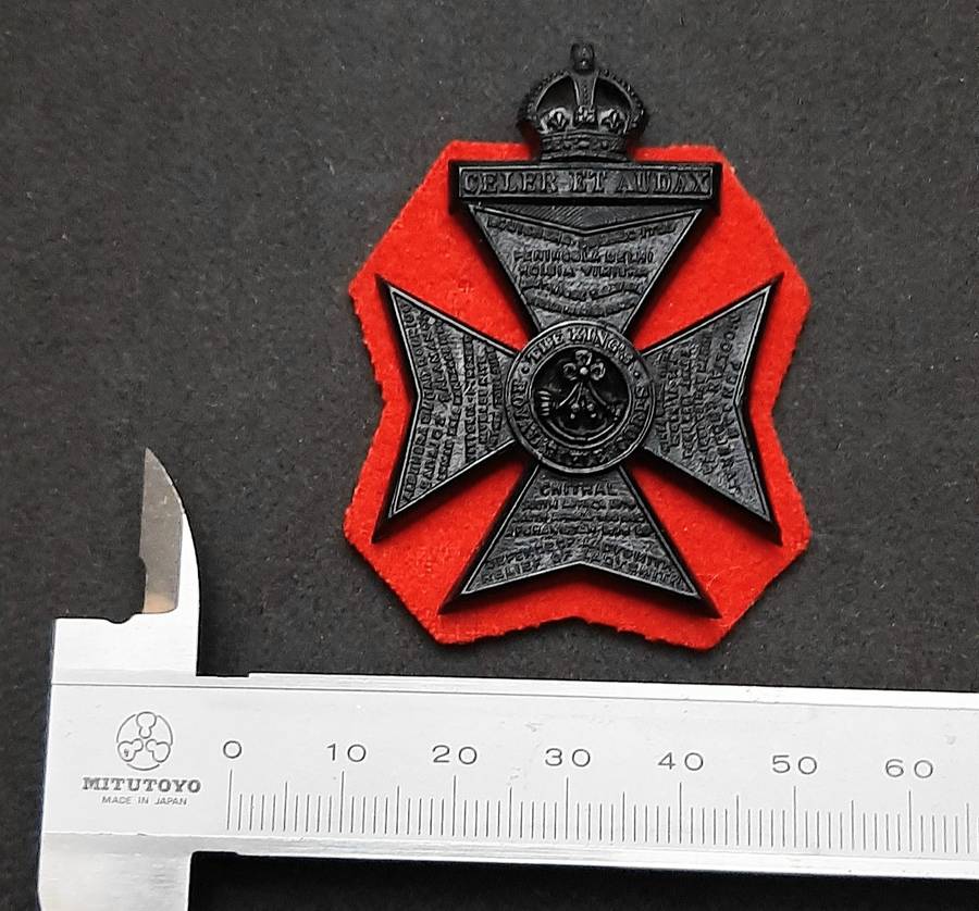 **WW2 British: 1944 Officer's King's Royal Rifle Corps Bakelite Cap Badge w/ Felt (Pins) .**
