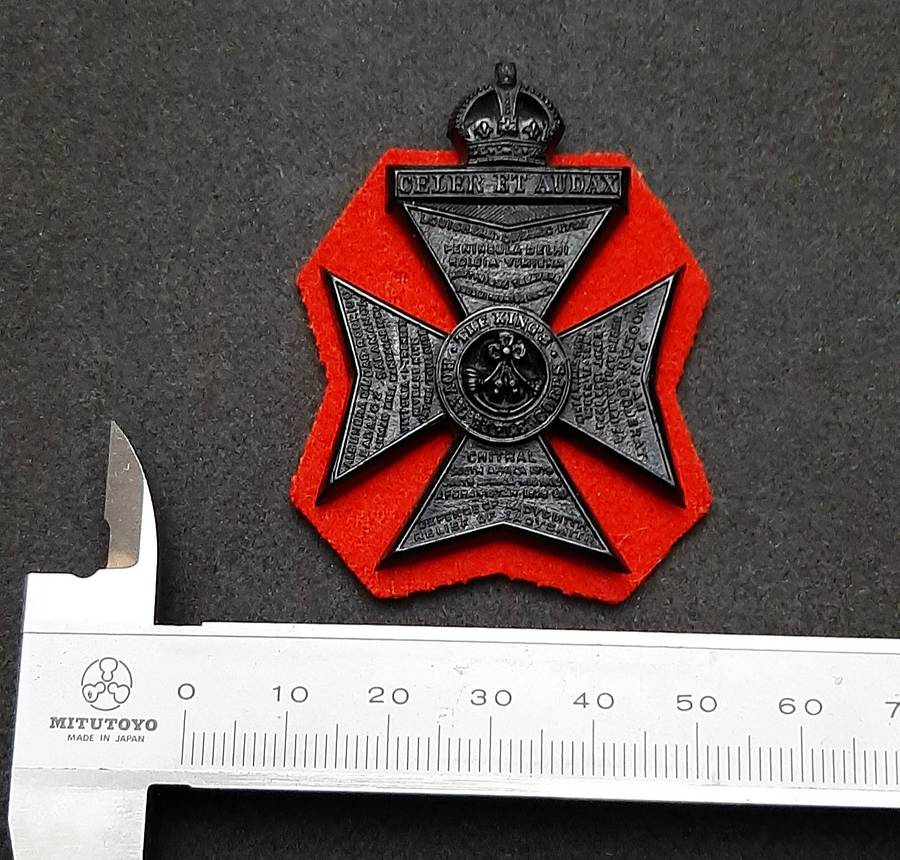 **WW2 British: 1944 Officer's King's Royal Rifle Corps Bakelite Cap Badge w/ Felt (Pins) .**