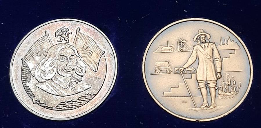 **1952 SA Mint: Van Riebeeck Ter Centenary. 925 Silver & Bronze Comm. Medallions Cased (XF+ & VF+)**