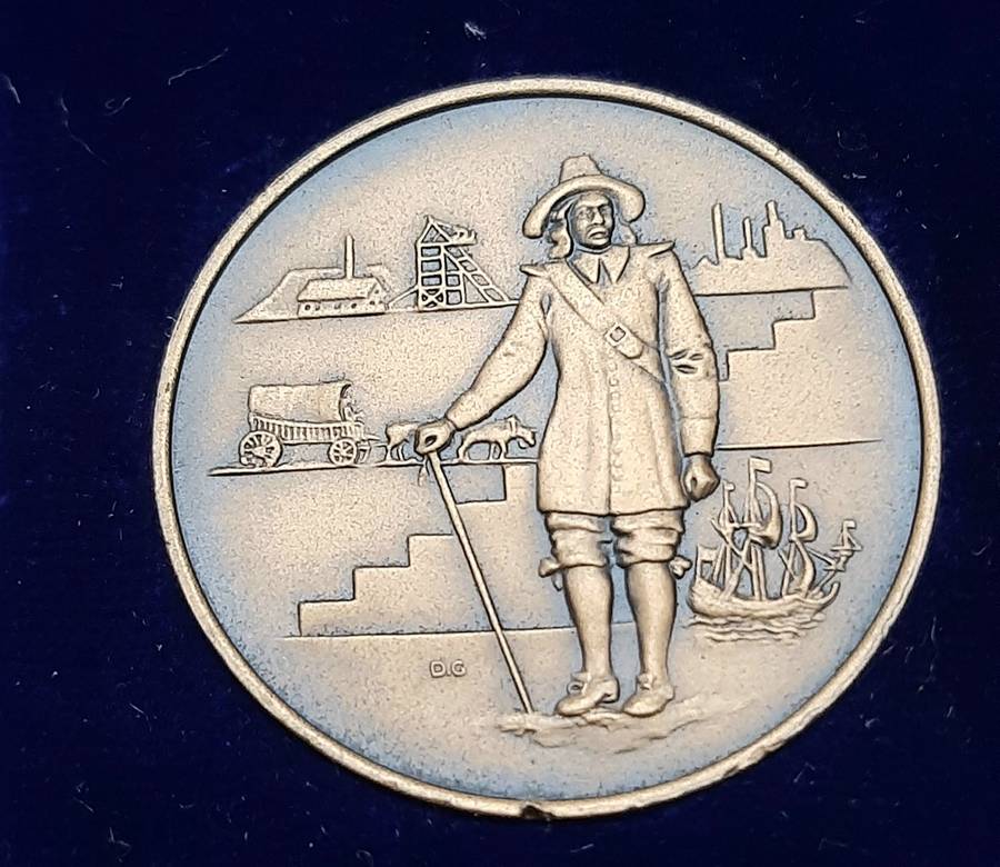 **1952 SA Mint: Van Riebeeck Ter Centenary. 925 Silver & Bronze Comm. Medallions Cased (XF+ & VF+)**