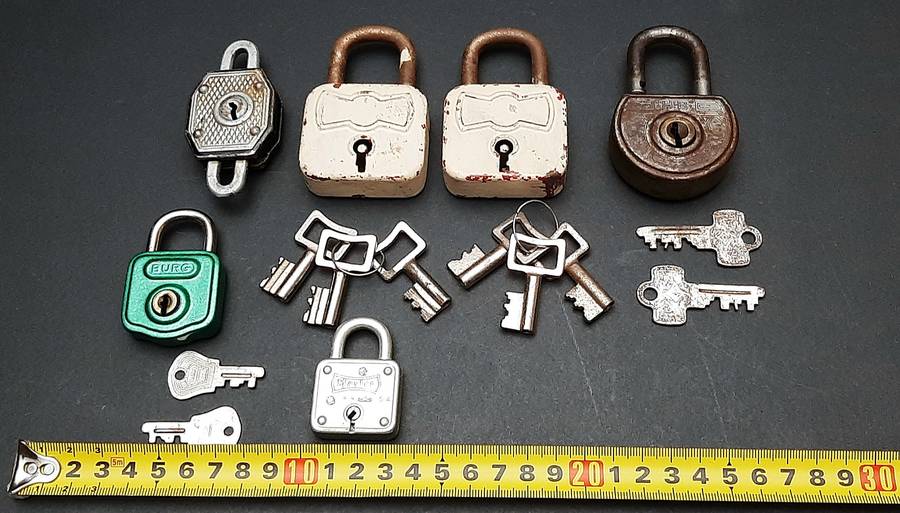 Mid-20th Century: Lot of 1960s/70s West-German Padlocks w/ Keys (x6).