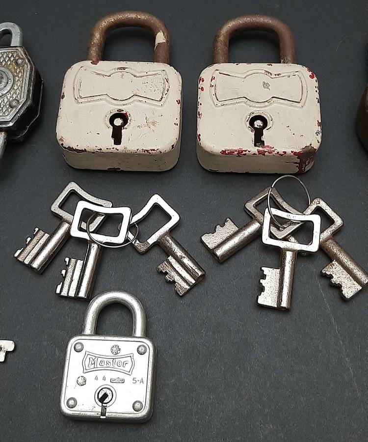 Mid-20th Century: Lot of 1960s/70s West-German Padlocks w/ Keys (x6).