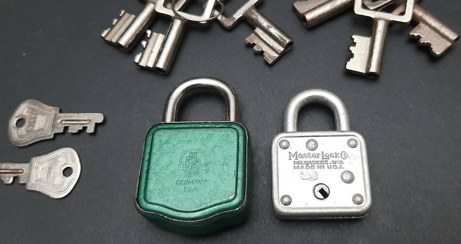Mid-20th Century: Lot of 1960s/70s West-German Padlocks w/ Keys (x6).