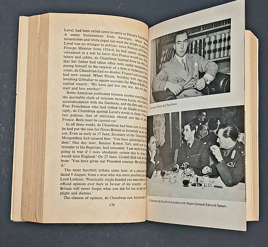 WW2 : ' 1940 The World In Flames' S/Cover Book by Richard Collier (USED).
