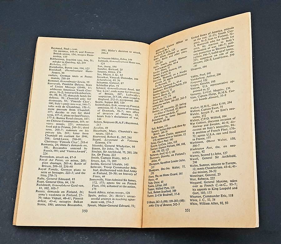 WW2 : ' 1940 The World In Flames' S/Cover Book by Richard Collier (USED).