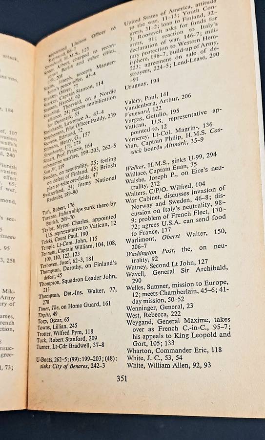WW2 : ' 1940 The World In Flames' S/Cover Book by Richard Collier (USED).