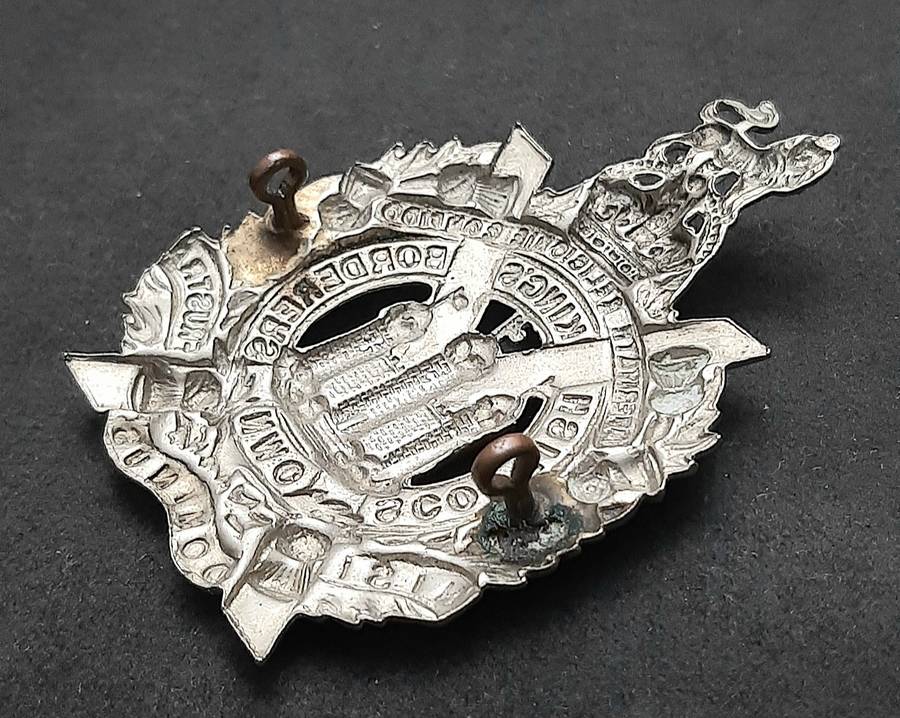 WW1/WW2 : King's Own Scottish Borderers Glengarry/ Tam O'Shanter White Metal Badge (Lugs Intact).