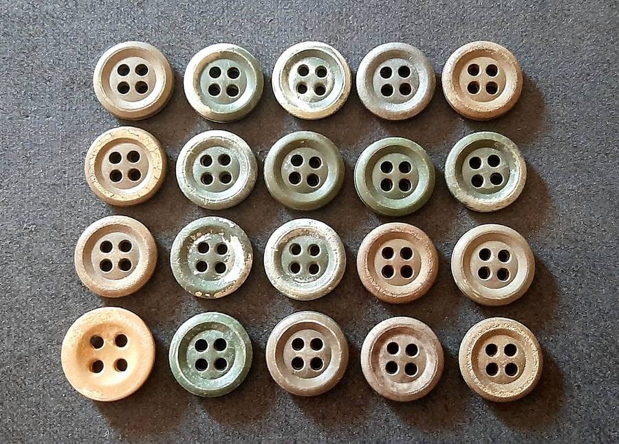 Rhodesian Bush War: 1960s Lot Green Camouflage Uniform Fibre/Resin Buttons ( 20 x Pcs ).