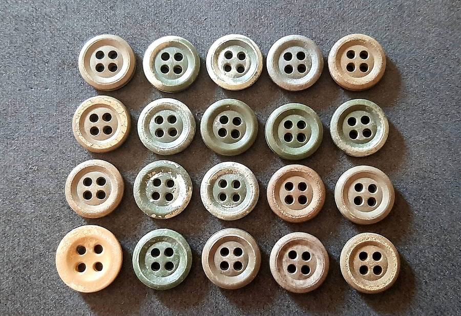 Rhodesian Bush War: 1960s Lot Green Camouflage Uniform Fibre/Resin Buttons ( 20 x Pcs ).