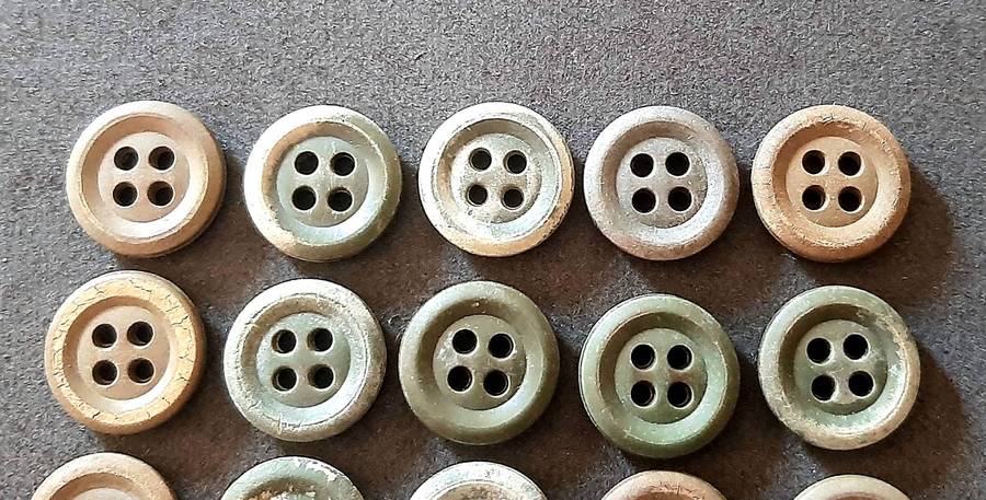 Rhodesian Bush War: 1960s Lot Green Camouflage Uniform Fibre/Resin Buttons ( 20 x Pcs ).