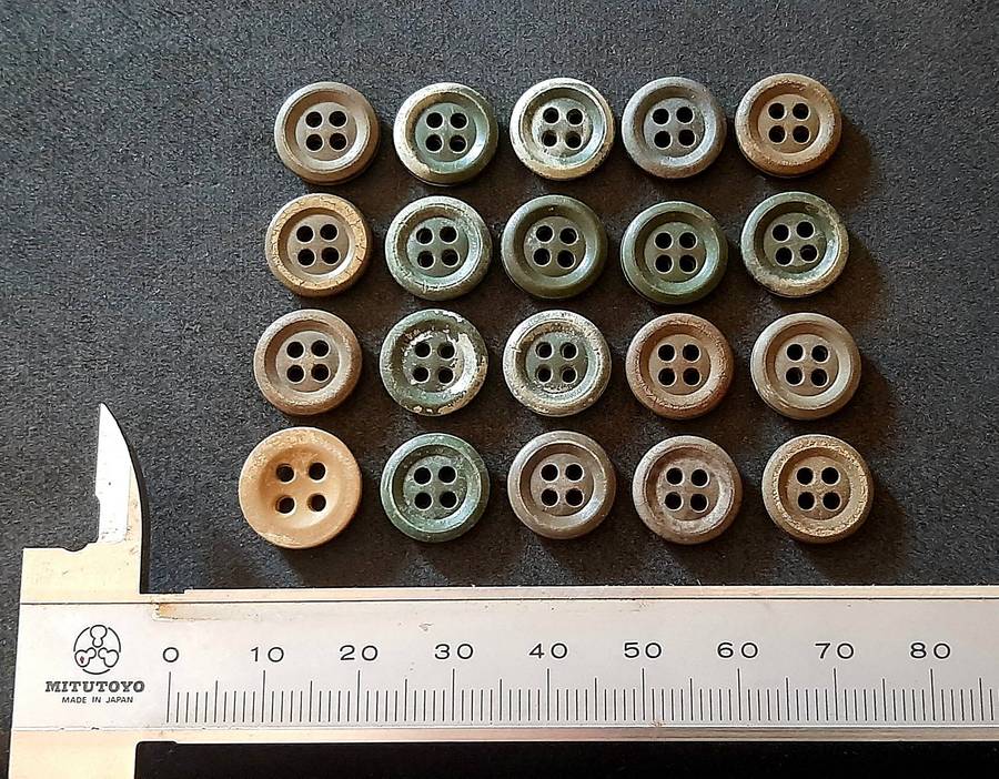 Rhodesian Bush War: 1960s Lot Green Camouflage Uniform Fibre/Resin Buttons ( 20 x Pcs ).