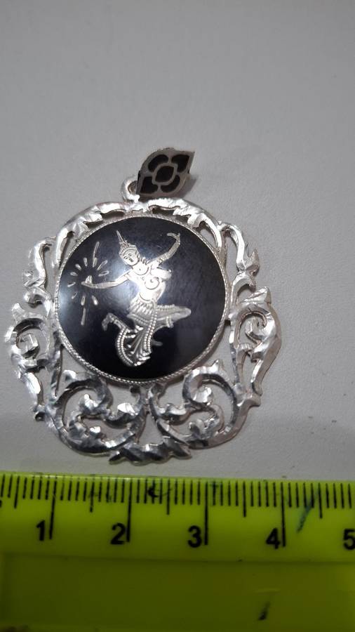 Beautiful Siam Sterling Silver Pendant in Excellent Condition Clearly Marked  (7.7 grams)