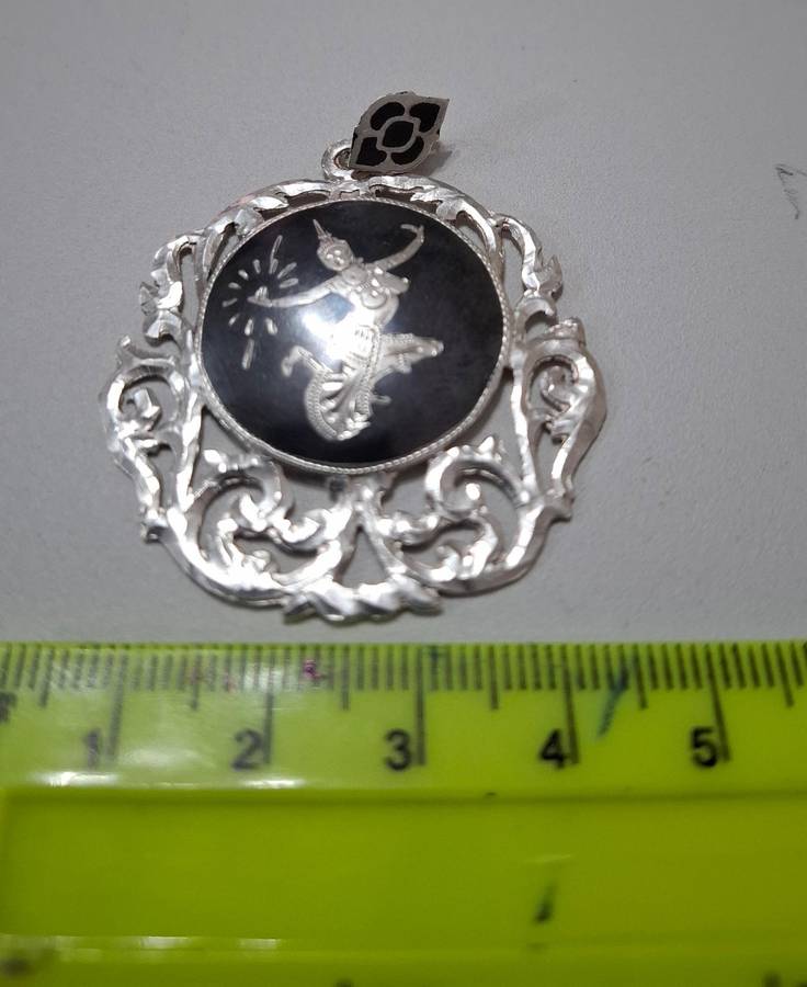 Beautiful Siam Sterling Silver Pendant in Excellent Condition Clearly Marked  (7.7 grams)
