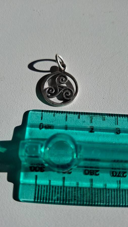 Triskele 925 Silver Pendant in Excellent Condition (1.4 grams)