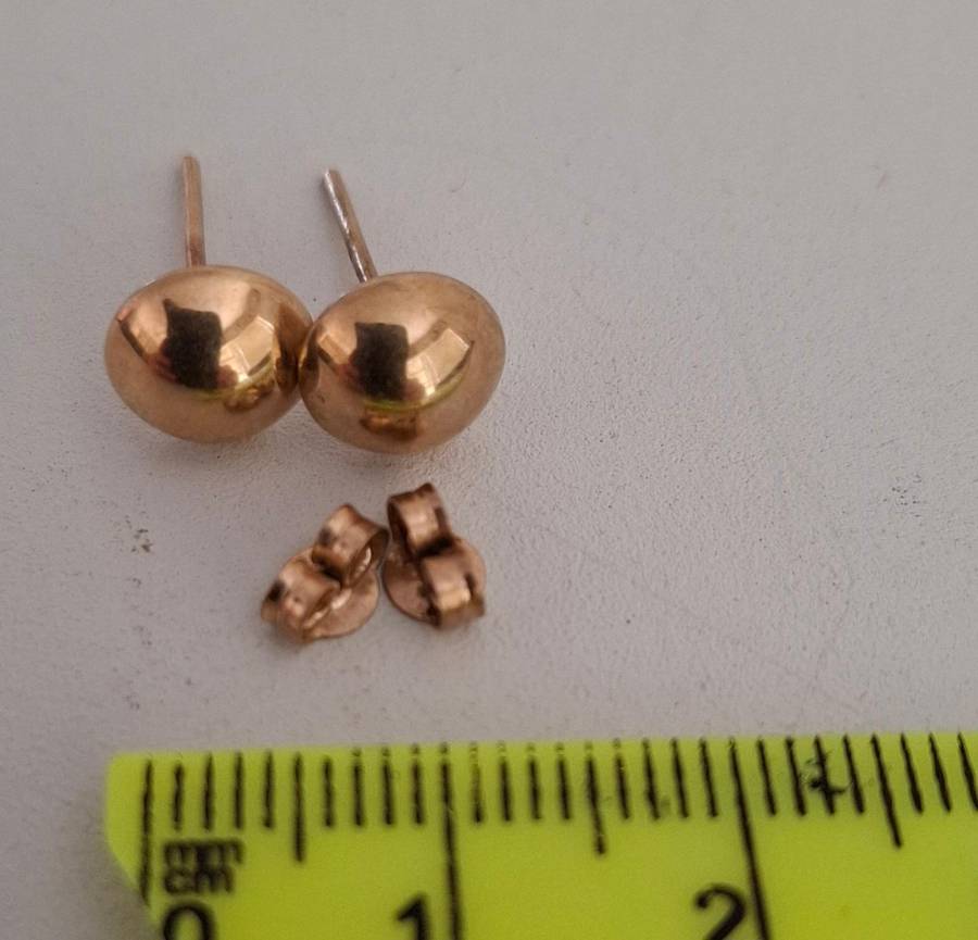 Stunning Vintage Set of 9 ct Gold Stud Earrings in Excellent Condition (0.9 grams) Clearly marked