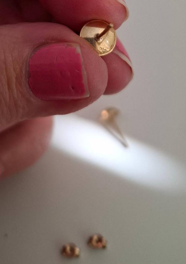 Stunning Vintage Set of 9 ct Gold Stud Earrings in Excellent Condition (0.9 grams) Clearly marked