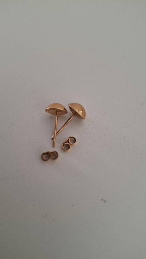Stunning Vintage Set of 9 ct Gold Stud Earrings in Excellent Condition (0.9 grams) Clearly marked
