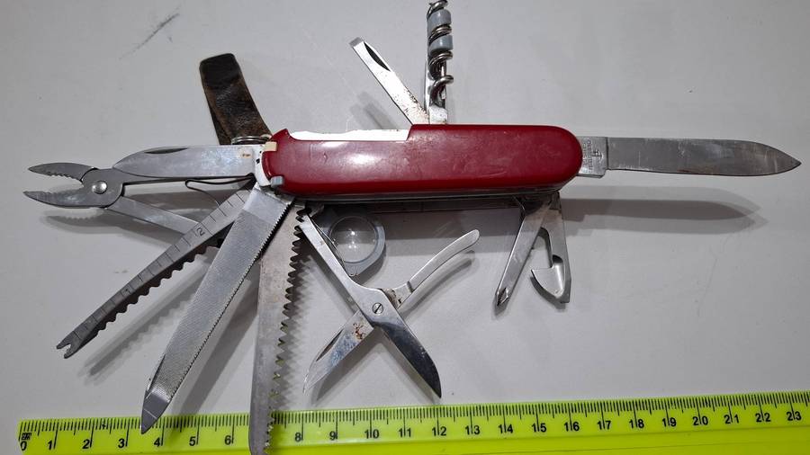 Stunning Victorinox Switzerland Stainless Rostfrei Multi Function Pocket Knife in Good Condition