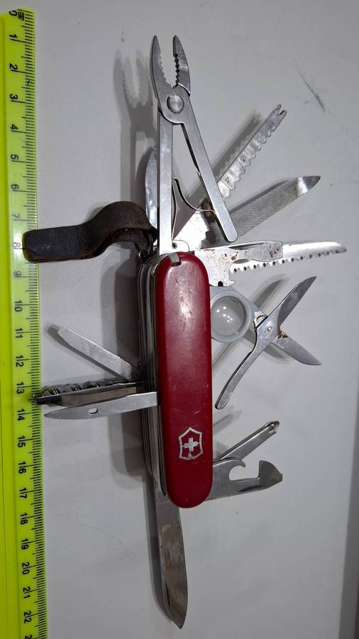 Stunning Victorinox Switzerland Stainless Rostfrei Multi Function Pocket Knife in Good Condition