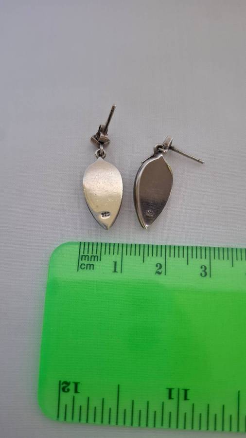 A Beautiful Pair of 925 Sterling Silver Earrings -  5 Grams - in Excellent Condition