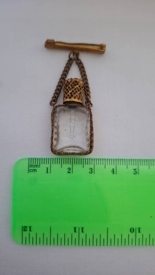 A Beautiful Vintage Glass Perfume Brooch - In good condition