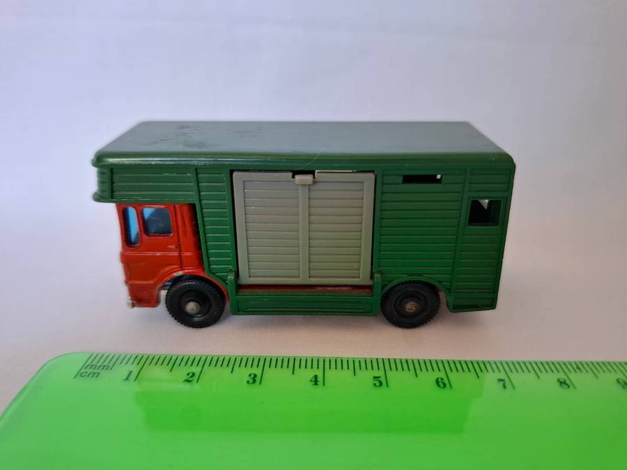 Vintage Lesney Diecast No. 17 Horse Box - In good condition