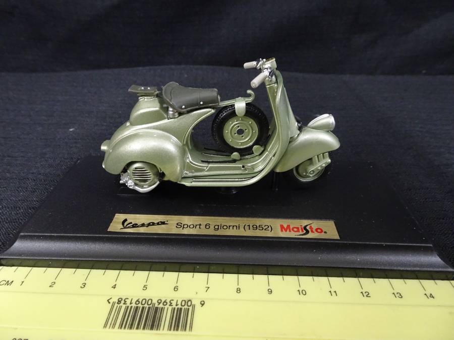 Vespa Scooter Sport 6 Giorni (1952) Maisto - Scale: 1:18 - Made In China
