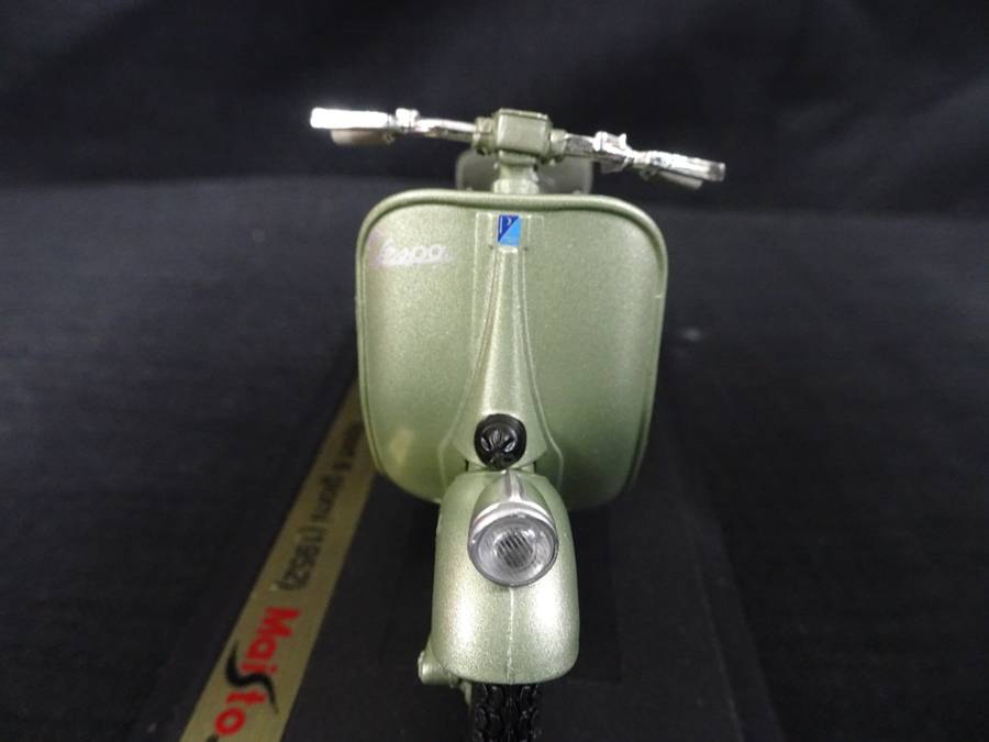 Vespa Scooter Sport 6 Giorni (1952) Maisto - Scale: 1:18 - Made In China