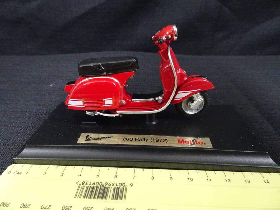 Vespa Scooter 200 Rally (1972) Maisto - Scale: 1:18 - Made In China