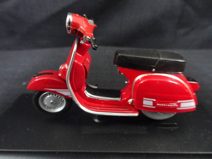 Vespa Scooter 200 Rally (1972) Maisto - Scale: 1:18 - Made In China