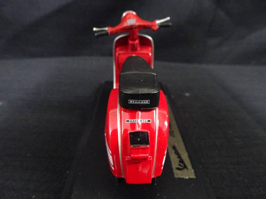 Vespa Scooter 200 Rally (1972) Maisto - Scale: 1:18 - Made In China