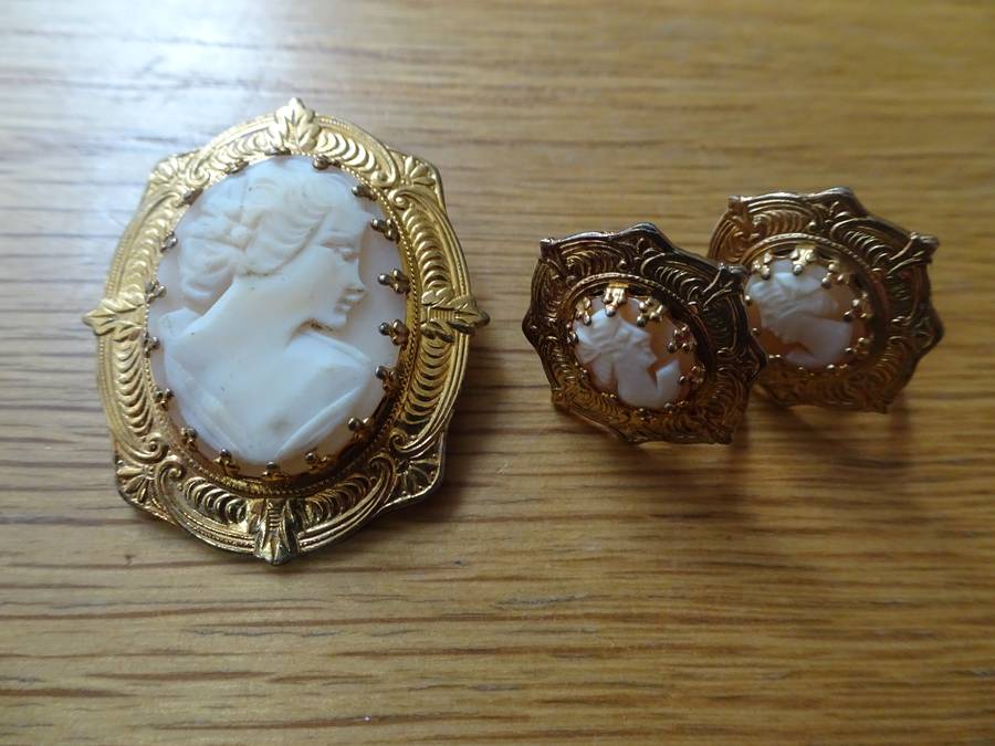 Lovely Vintage Costume Florenza Cameo Brooch And Screw Back Earrings - In Good Condition