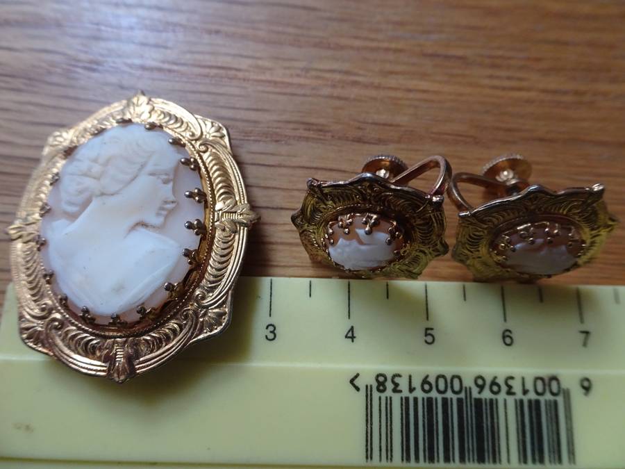 Lovely Vintage Costume Florenza Cameo Brooch And Screw Back Earrings - In Good Condition