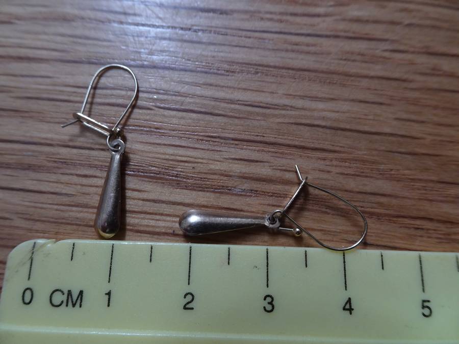 Gorgeous Pair Of 9ct Gold Tear Drop Women's Earrings - Clearly Marked 9ct - 0.4 Gram