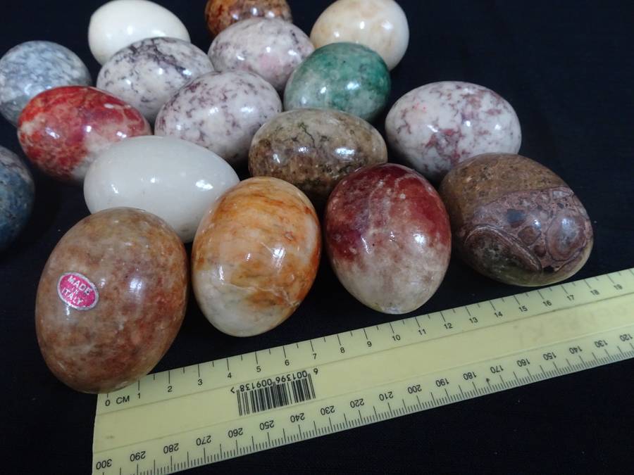 Stunning Collection Of Seventeen Colourfull Alabaster Marble Stone Eggs - Made In Italy