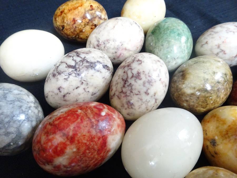 Stunning Collection Of Seventeen Colourfull Alabaster Marble Stone Eggs - Made In Italy