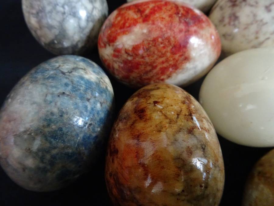 Stunning Collection Of Seventeen Colourfull Alabaster Marble Stone Eggs - Made In Italy