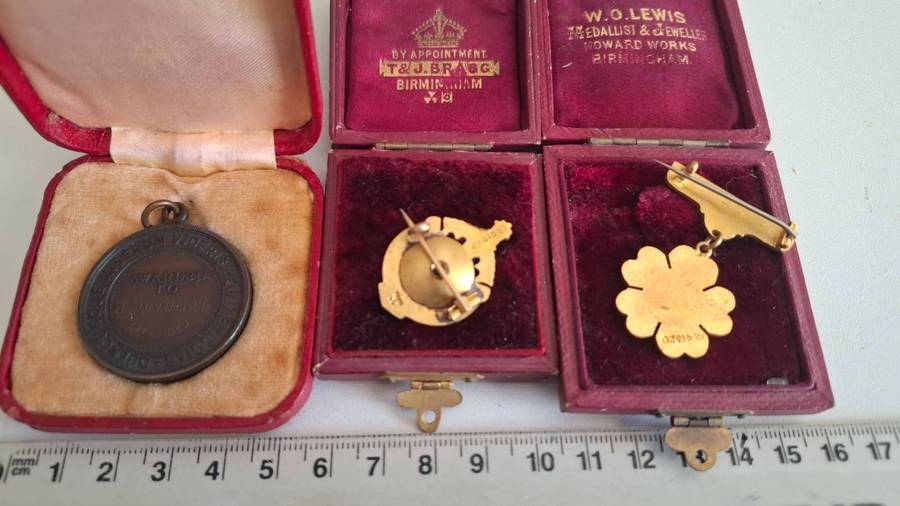 Vintage Brooches and a Life Saving  Medal dated 1932 bidding for the lot-Good Condition- Boxed
