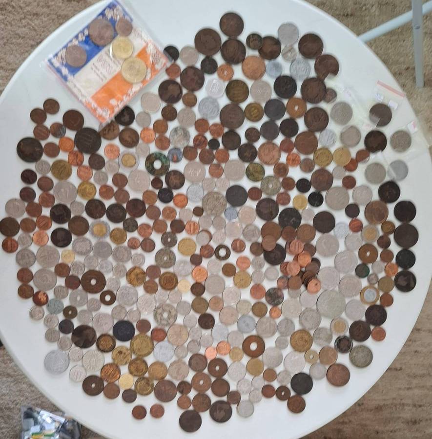 Collection of Vintage and Other South Africa/International Coins and Tokens in Old Tin Box +/- 2KG