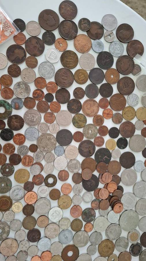 Collection of Vintage and Other South Africa/International Coins and Tokens in Old Tin Box +/- 2KG