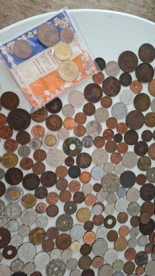 Collection of Vintage and Other South Africa/International Coins and Tokens in Old Tin Box +/- 2KG