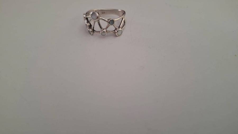 Beautiful Sterling Silver 925 and Mother of Pearl Ring - Dim 18 mm in Excellent condition