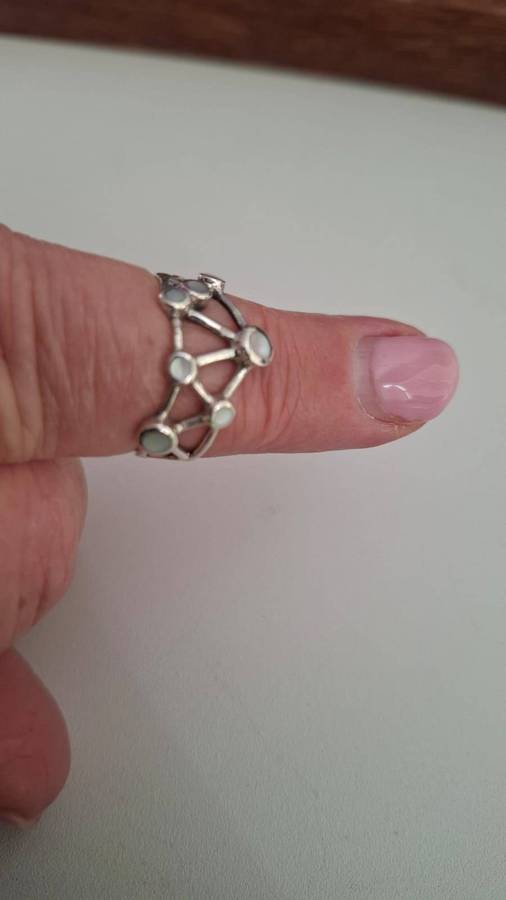 Beautiful Sterling Silver 925 and Mother of Pearl Ring - Dim 18 mm in Excellent condition