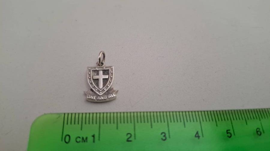 Sterling Silver Knights Crusader Templar Cross Shield Pendant Charm  2.3 grams Great Condition