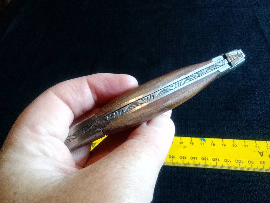 Stunning Pocket Knife with Wooden Handle in Excellent Condition L: 210mm