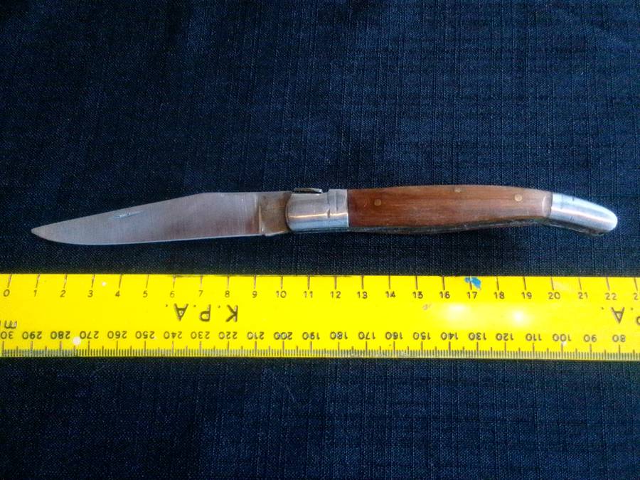 Stunning Pocket Knife with Wooden Handle in Excellent Condition L: 210mm